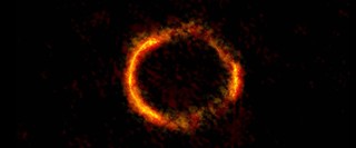 Una lente cósmica aumenta la imagen de una galaxia torcida