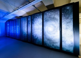 Una computadora cósmica que recibe un impulso a su ego